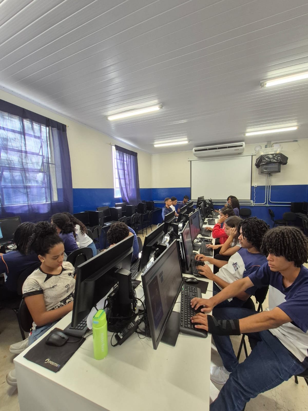 Alunos aprendendo programação