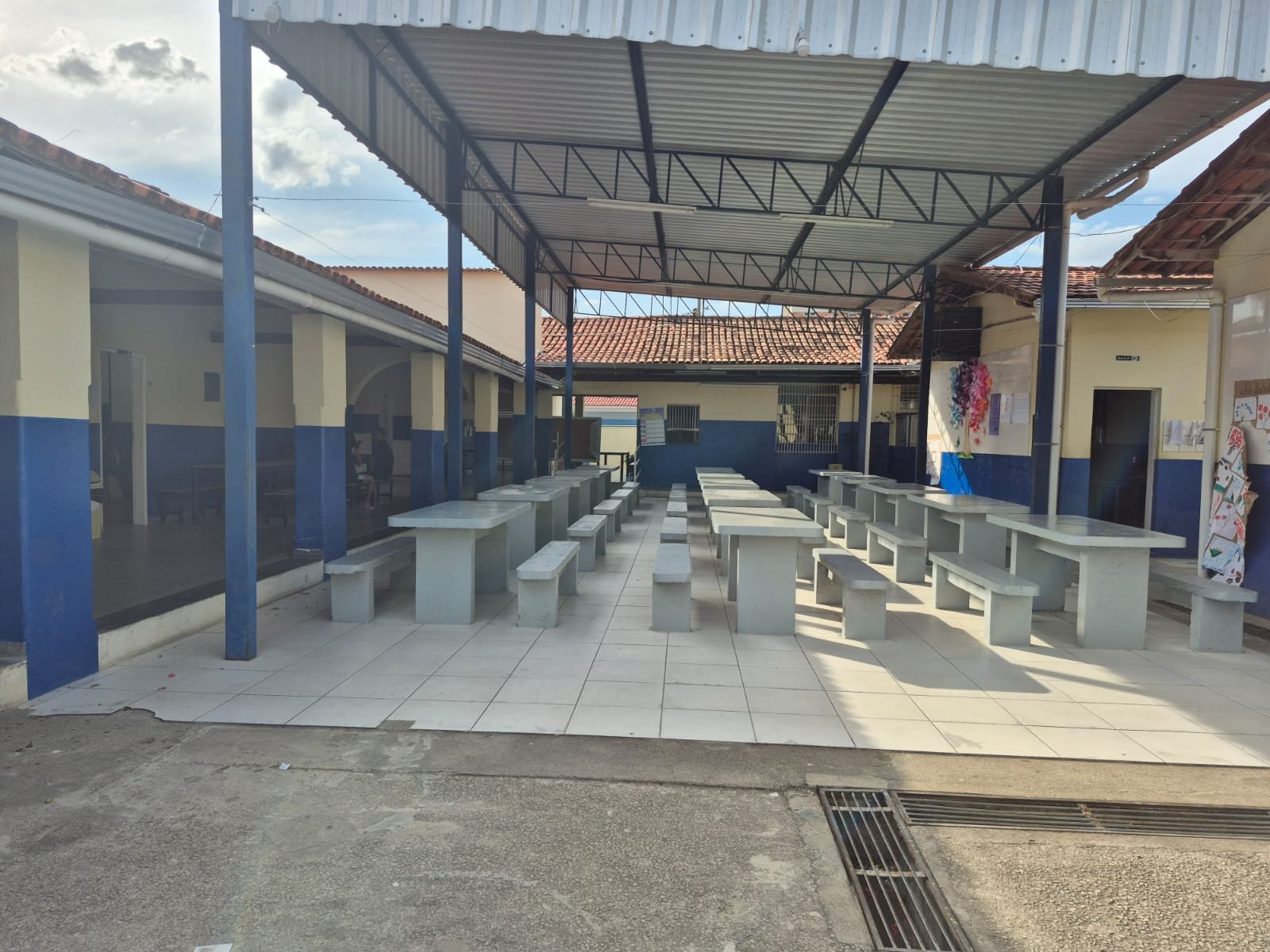 Pátio da escola com mesas