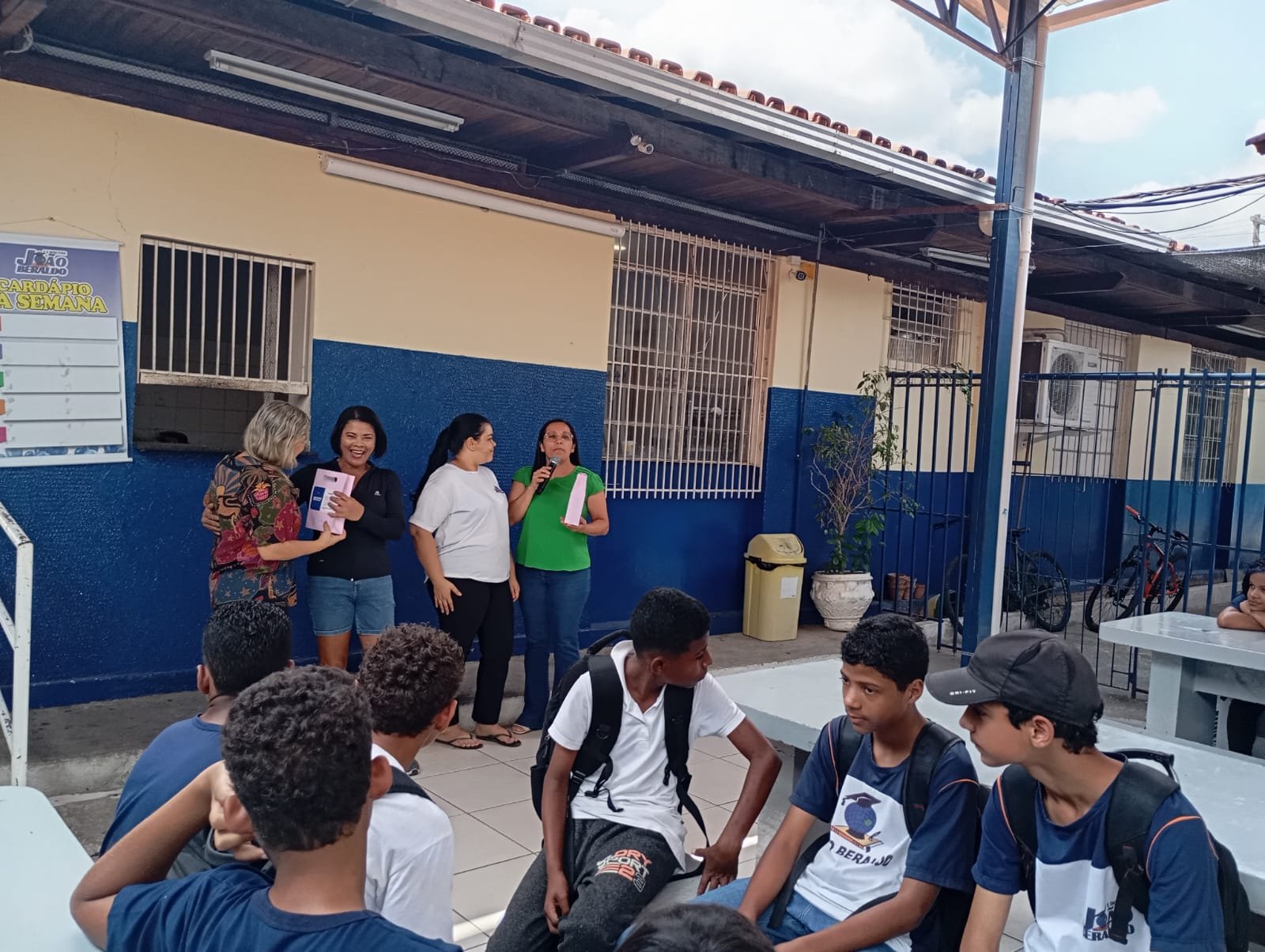 Pais e professores em reunião escolar