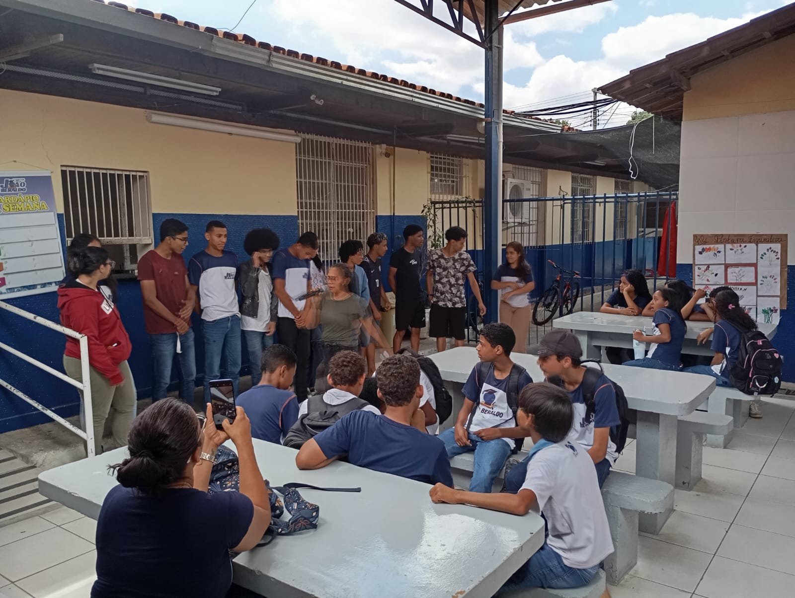Professores em reunião pedagógica