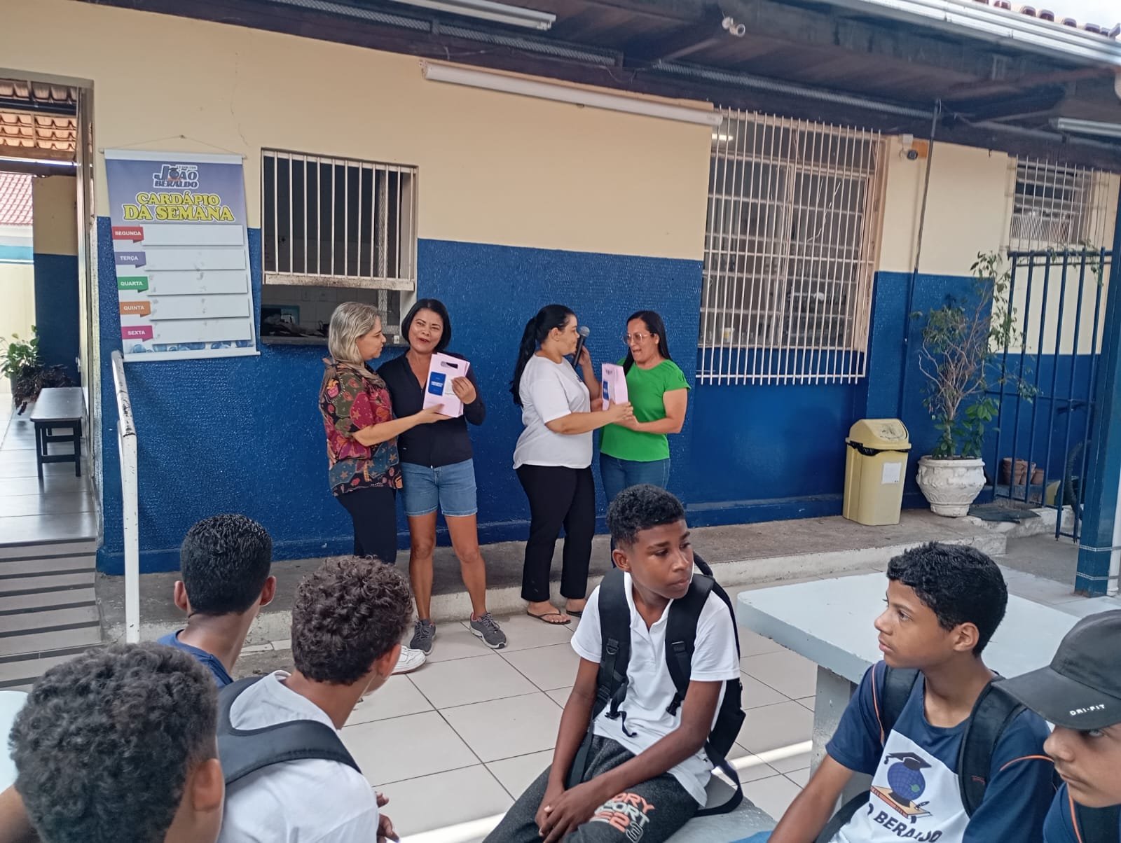 Alunos em atividade de grupo na sala de aula