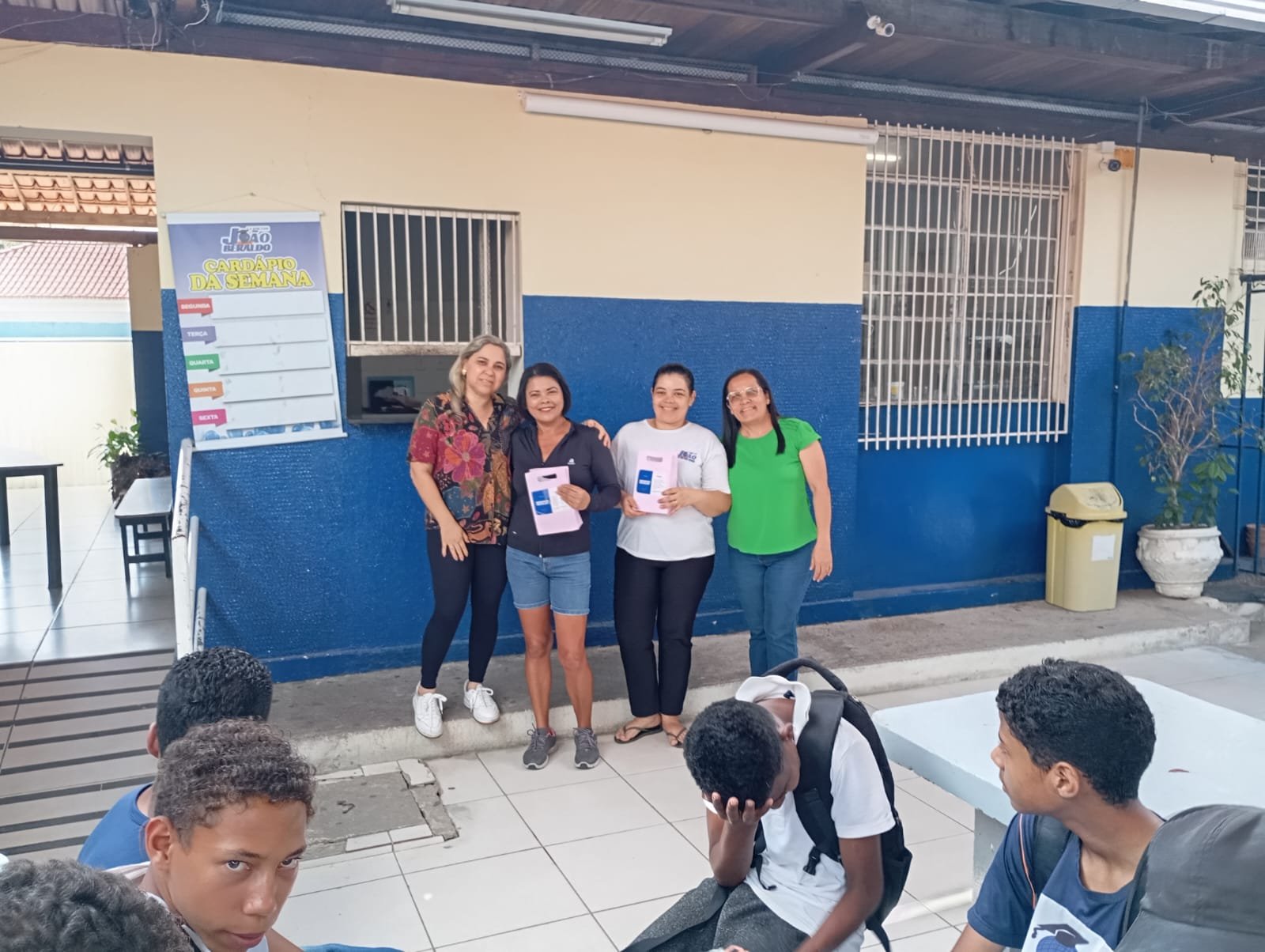Grupo de alunos interagindo e sorrindo